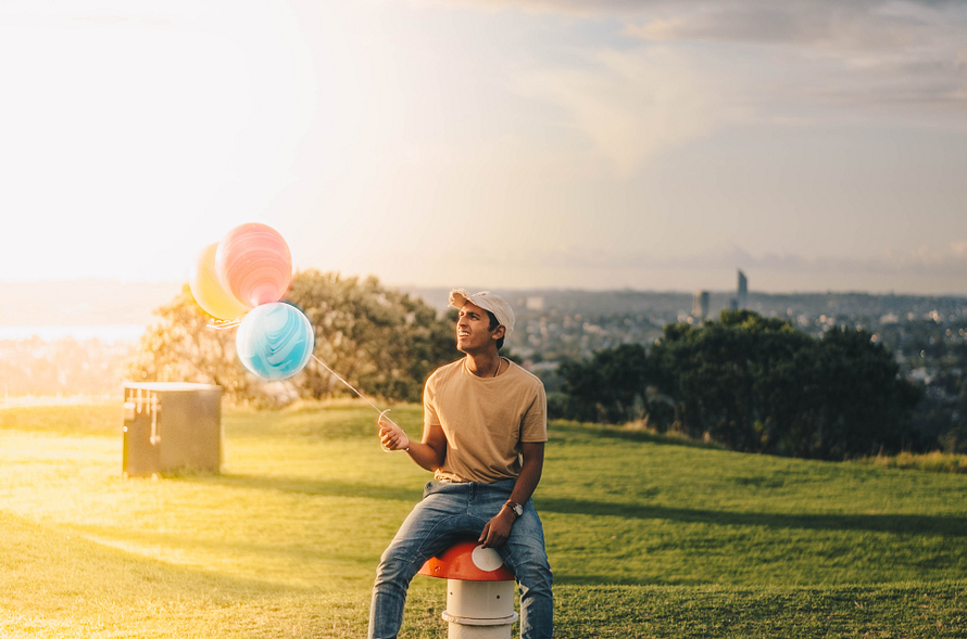 Good Man, Waiting on girlfriend with balloons in a park