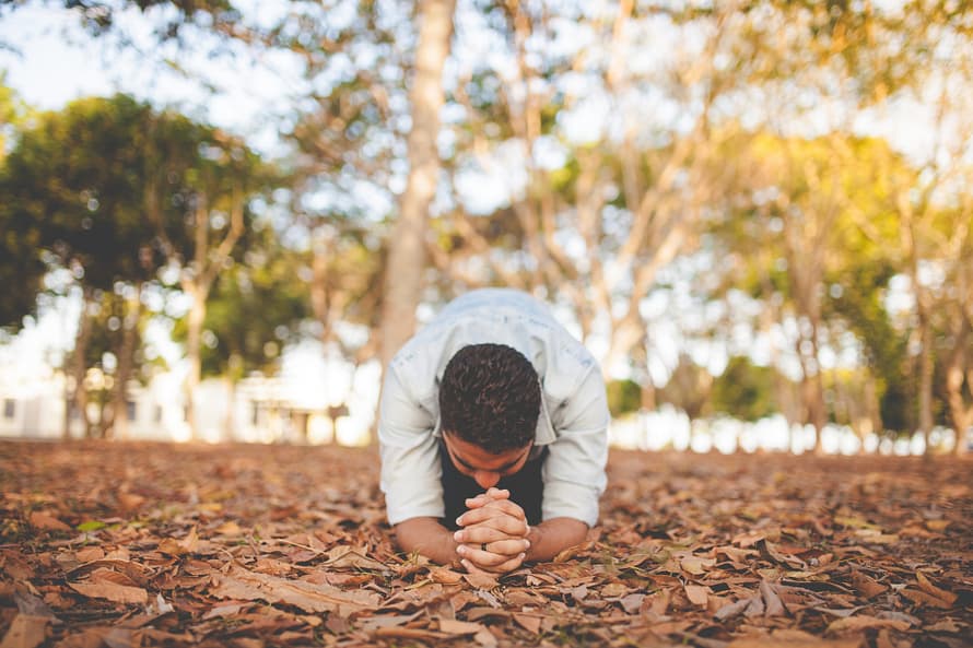 Man who wants to date, praying for forgiveness of self in a park