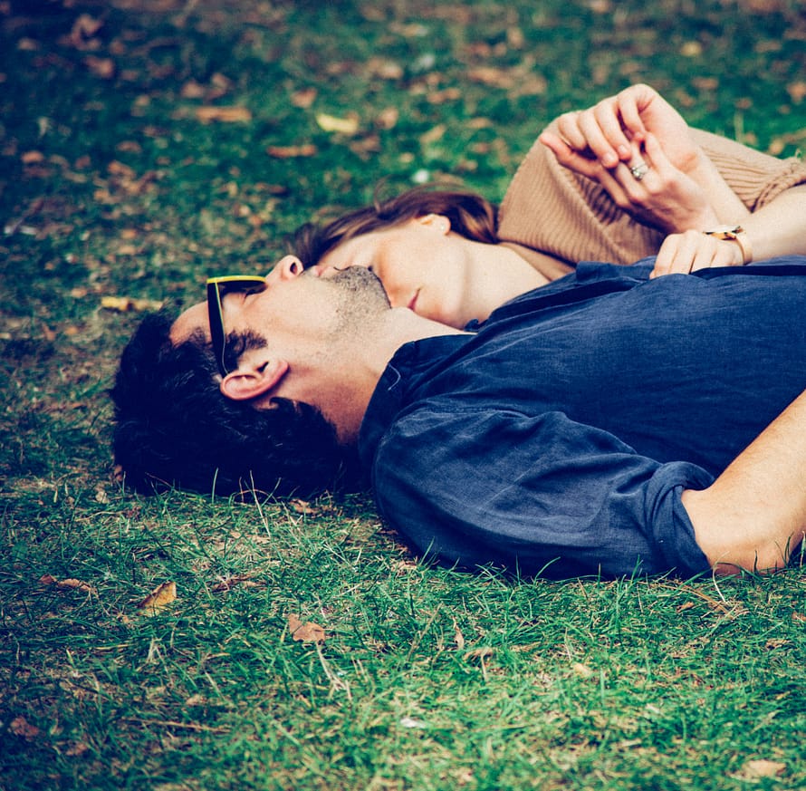 Man-laying-in-grass-with-his-woman